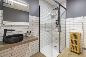 Dusche, Handtücher, Shampoo