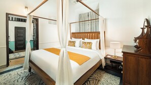 A four-poster bed with a canopy, a bedside table with a lamp, and a wooden nightstand. - Saligao - Casa De Mello C 1863 (Saligao)