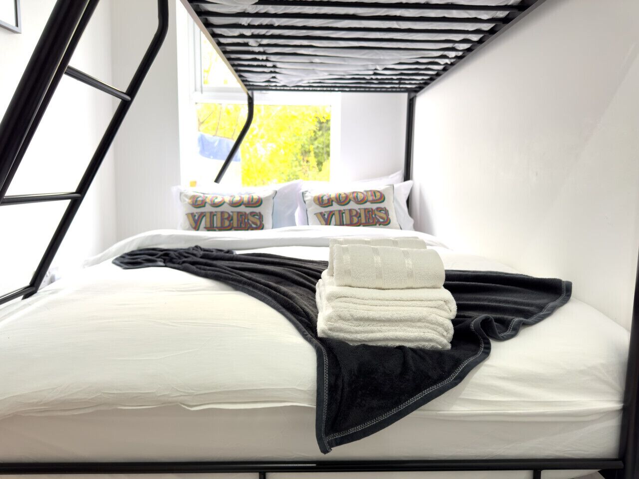 Tabla de planchar con plancha, wifi y ropa de cama 