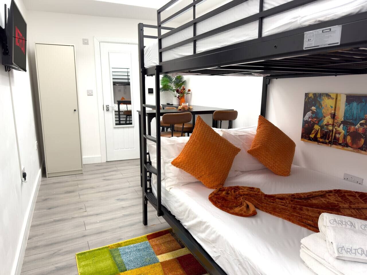 Ferros/tábuas de passar roupa, Wi-Fi, roupa de cama