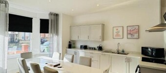 Pearl House - Delightful 3-4 Bedroom Coastal Getaway