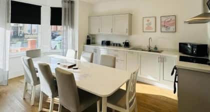 Pearl House - Delightful 3-4 Bedroom Coastal Getaway