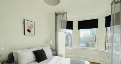 Pearl House - Delightful 3-4 Bedroom Coastal Getaway