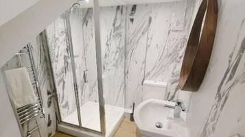 Sèche-cheveux, bidet, serviettes fournies, savon