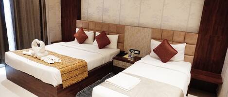 Deluxe Room, Balcony, Garden View | Desk, free WiFi