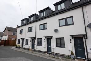 Exterior - Modern Family Home Near Liverpool City (Merseyside)
