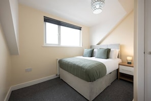 2 bedrooms, desk, iron/ironing board, WiFi - Modern Family Home Near Liverpool City (Merseyside)