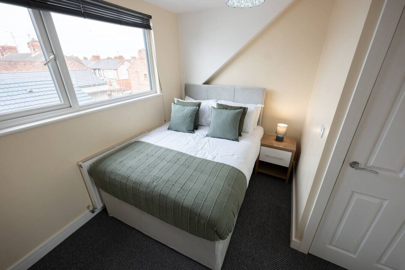 2 bedrooms, desk, iron/ironing board, WiFi