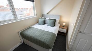 2 bedrooms, desk, iron/ironing board, WiFi