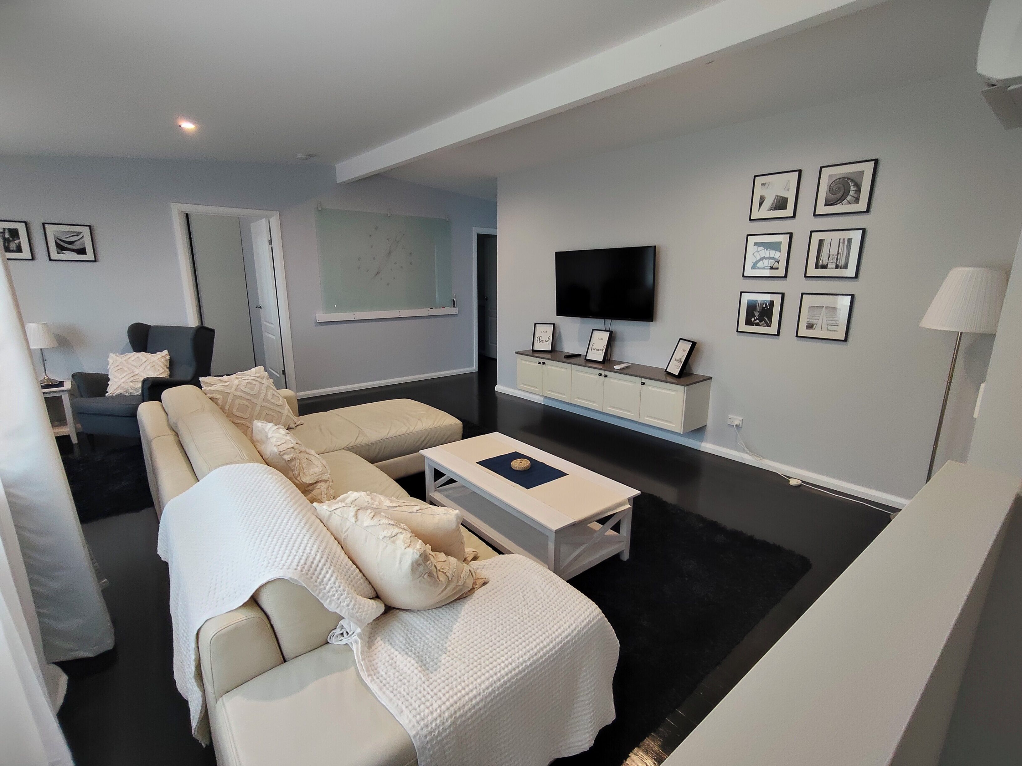 Casa, 5 habitaciones, para fumadores, balcón | Sala de estar | Libros 