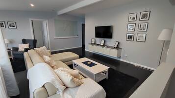 House, 5 Bedrooms, Smoking, Balcony | Living room | Books