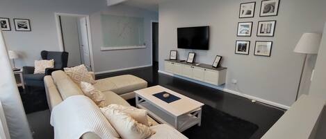 House, 5 Bedrooms, Smoking, Balcony | Living room