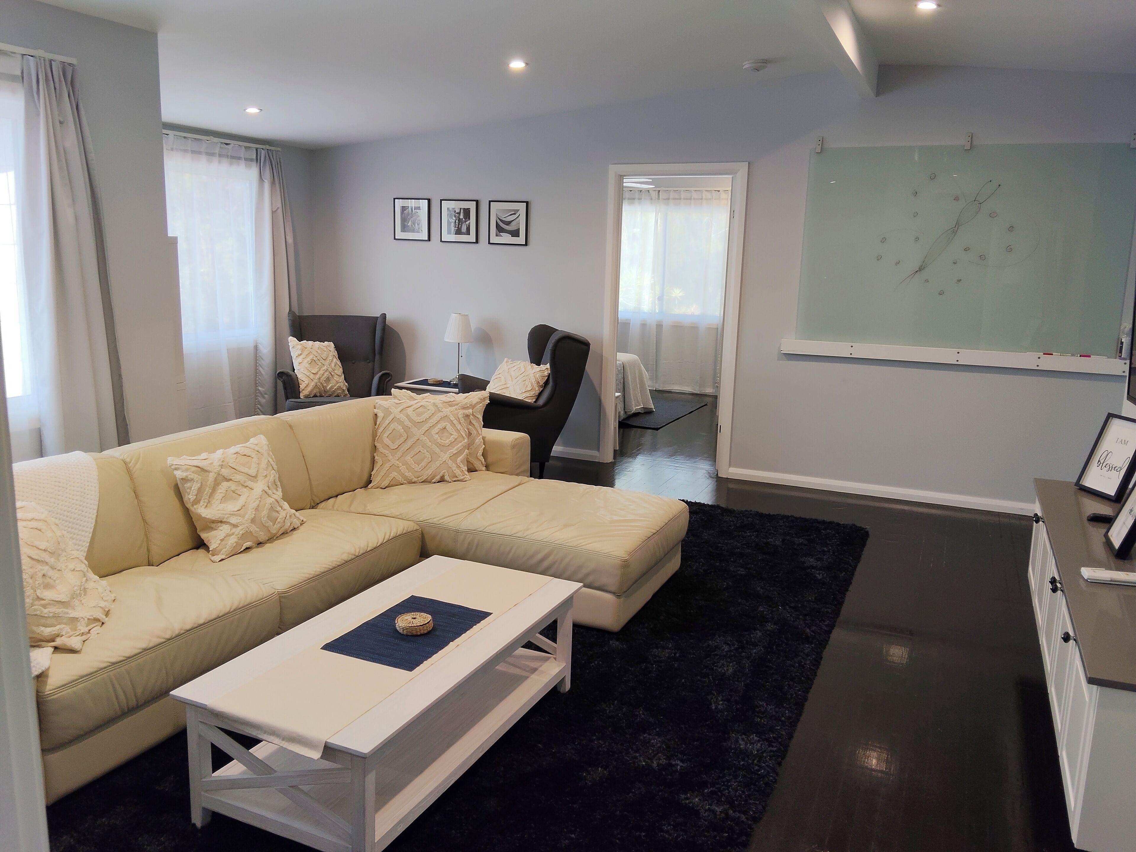 House, 5 Bedrooms, Smoking, Balcony | Living room | Books