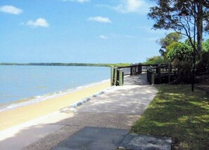 Beach - Carefree Comfort Home (Deception Bay)