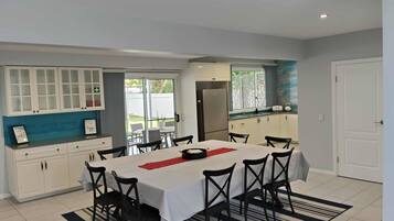 House, 5 Bedrooms, Smoking, Balcony | Dining room