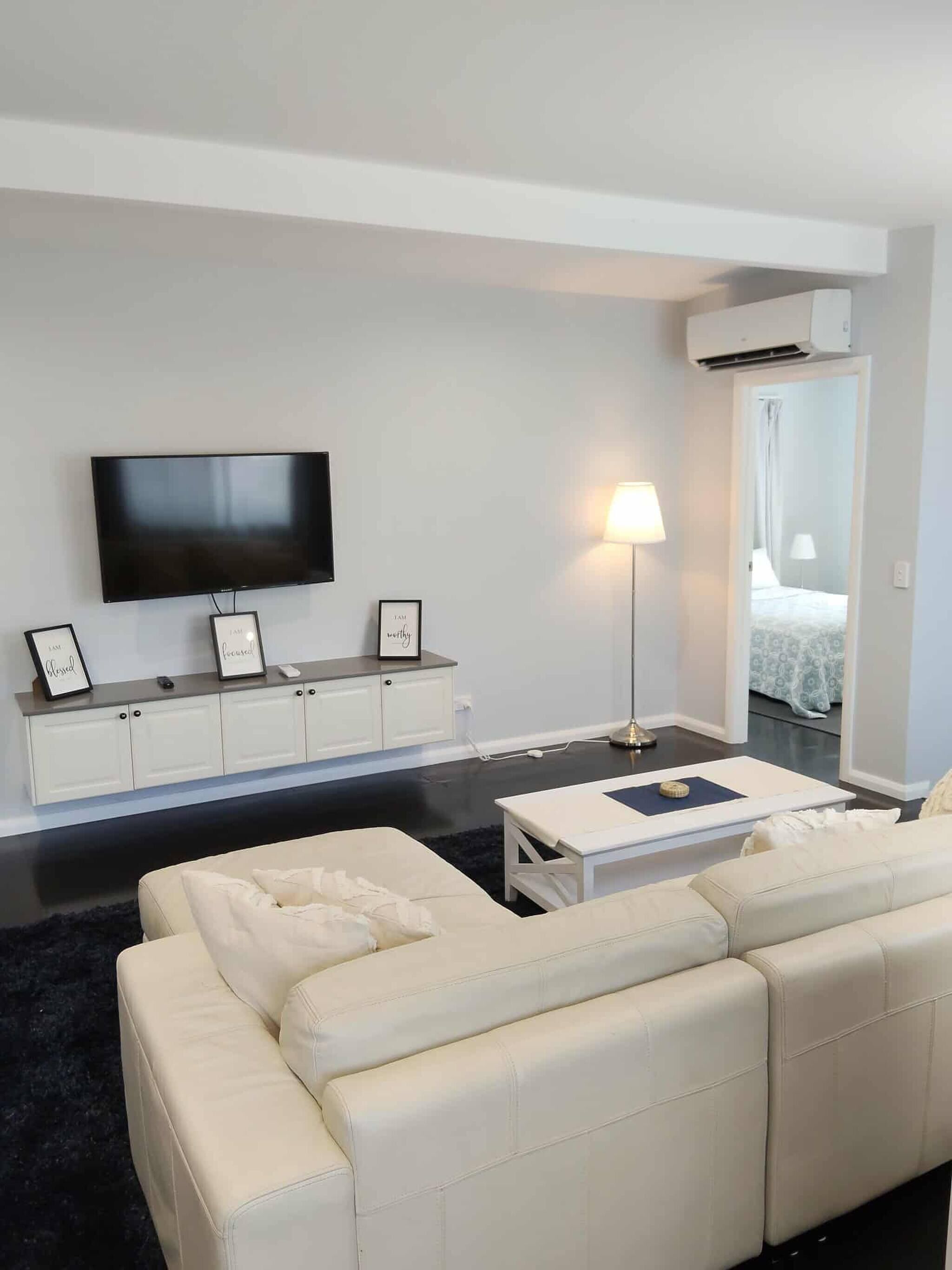 Casa, 5 habitaciones, para fumadores, balcón | Sala de estar | Libros 