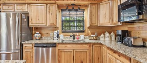 Jääkaappi, mikroaaltouuni, uuni, liesi