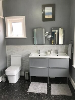 Deluxe Double or Twin Room, Non Smoking | Bathroom