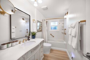Douche, séchoir à cheveux, serviettes fournies