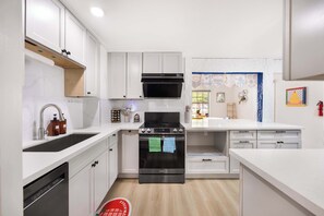 Kjøleskap, mikrobølgeovn, ovn og kokeplater