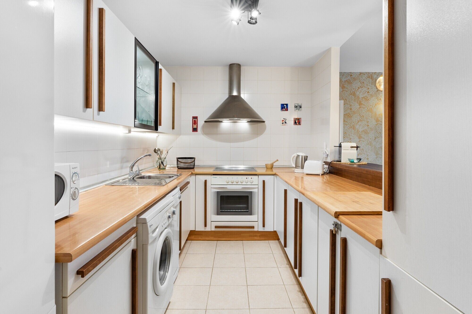 Een koelkast, een microgolfoven, een oven, een kookplaat