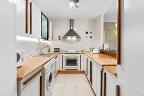 冰箱、微波炉、烤箱、炉灶