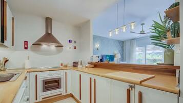 Een koelkast, een magnetron, een oven, een kookplaat