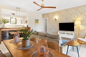 TV - Apartment 'Higueron Boutique Boho' with Mountain View, Wi-Fi and Air Conditioning (Fuengirola)