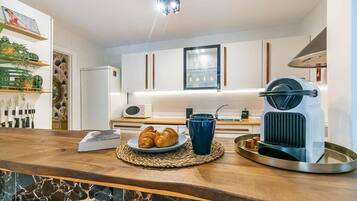 Jääkaappi, mikroaaltouuni, uuni, liesi