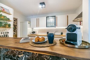 Jääkaappi, mikroaaltouuni, uuni, liesi