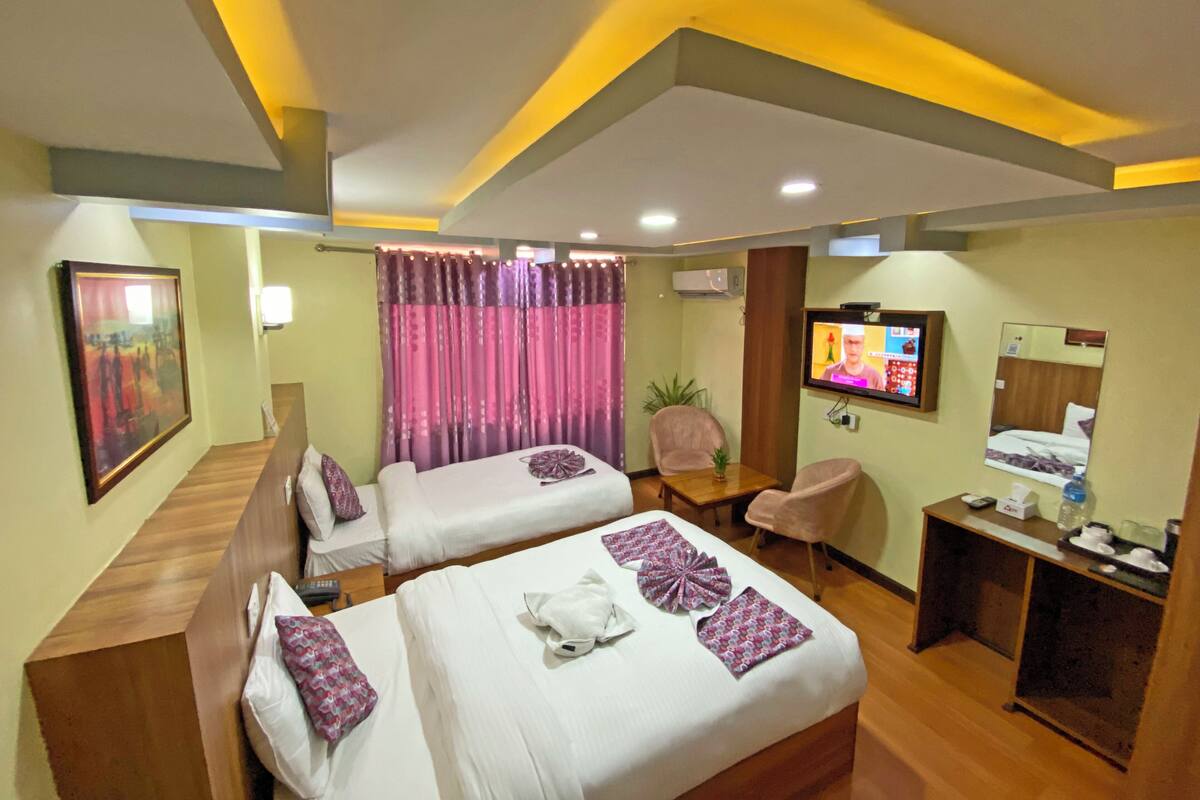 Deluxe Twin Room, City View | Meja, ruang kerja komputer riba, kalis bunyi, Wi-fi percuma 