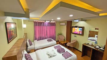 Escritorio, espacio para trabajar con laptop y wifi gratis