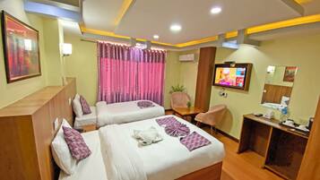 Escritorio, espacio para trabajar con laptop y wifi gratis