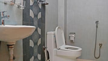 Ducha, artículos de tocador gratuitos, pantuflas, toallas