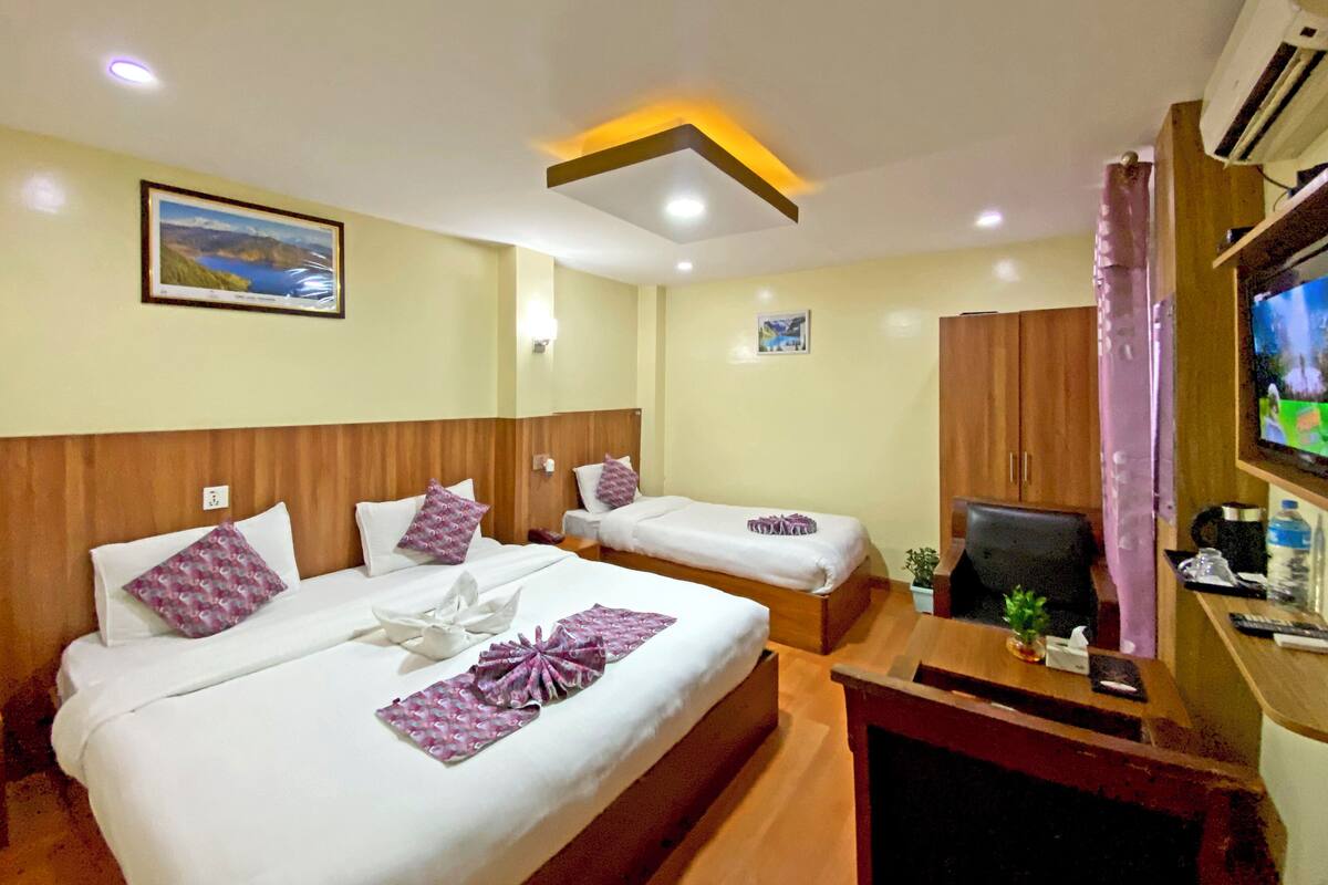Deluxe Double or Twin Room, City View | Meja, ruang kerja komputer riba, kalis bunyi, Wi-fi percuma 