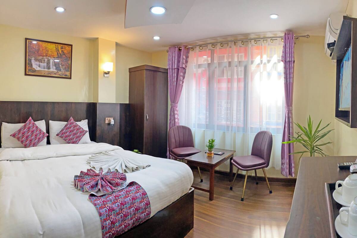 Deluxe Double Room, City View | Meja, ruang kerja komputer riba, kalis bunyi, Wi-fi percuma 