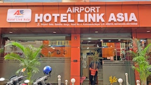 Exterior del Hotel Airport Link Asia con un cartel que muestra el nombre y los datos de contacto.