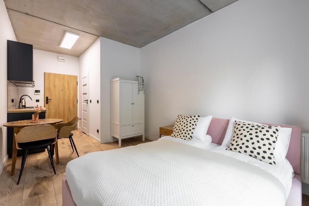 Ein Schlafzimmer mit einem großen Bett, einem Schreibtisch und einem Kleiderschrank.