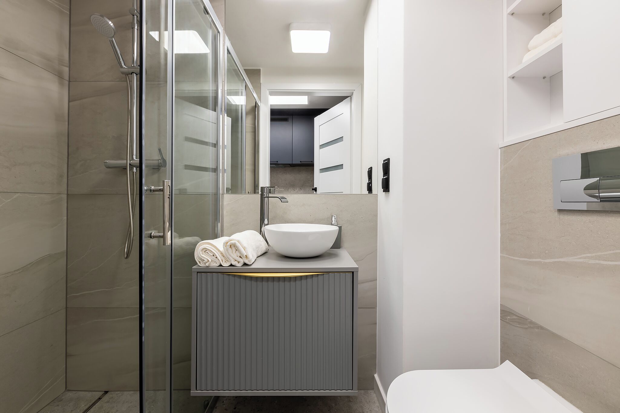 淋浴设施、吹风机、毛巾、卫生纸