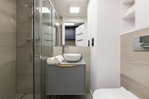 Sturta, hárblásari, handklæði, salernispappír
