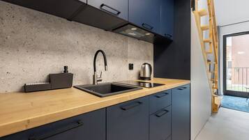 Kühlschrank, Herdplatte, Geschirrspüler, Kochgeschirr/Geschirr/Besteck