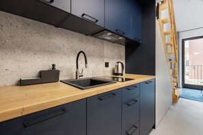 Fridge, stovetop, dishwasher, cookware/dishes/utensils - Homewell Apartments Lofty nad Wartą (Poznań)