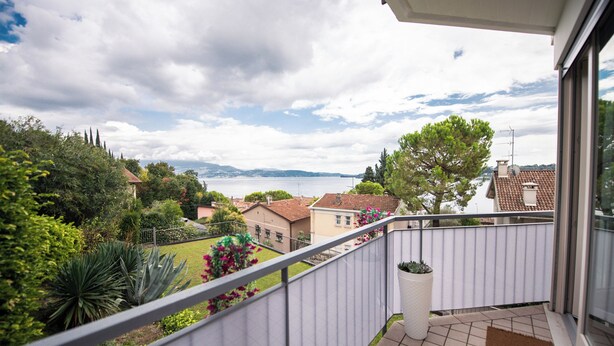 A balcony with a view of a residential area and the sea. - Sogni di Lago (Salò)