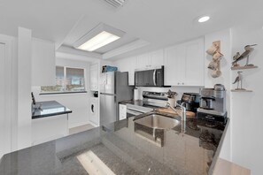 Réfrigérateur, four à micro-ondes, un four, surface de cuisson