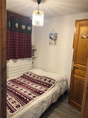 1 quarto, ferros/tábuas de passar roupa, berço de viagem