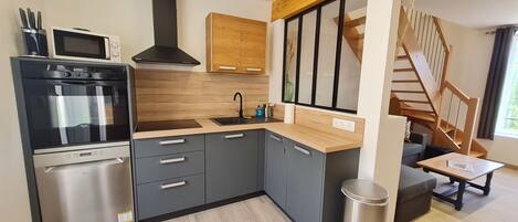 Een koelkast, een microgolfoven, een oven, een kookplaat