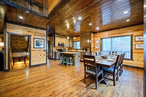 Dining - Boondock Ridge | 3 Floors | Sleeps 18 | Bunk Room | 2 Hot Tubs (Broken Bow)