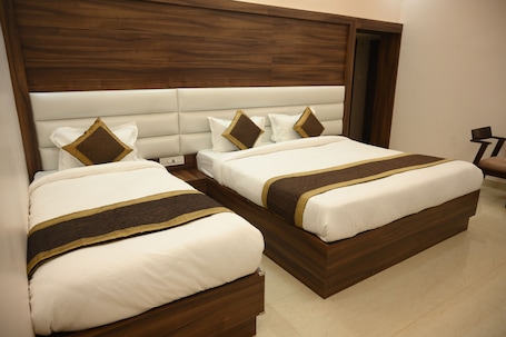 Espacio para trabajar con laptop, wifi gratis y ropa de cama