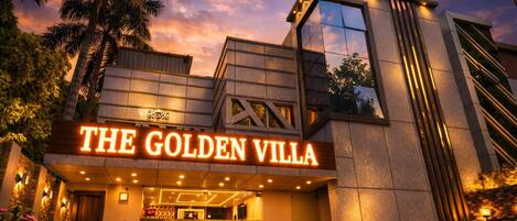 Laptop workspace, free WiFi, bed sheets