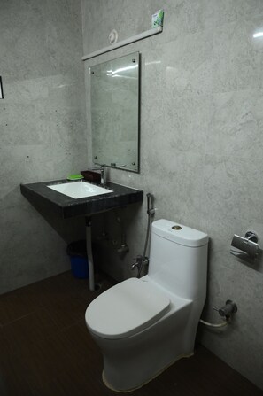 Habitación Deluxe | Baño | Ducha, artículos de higiene personal gratuitos, toallas y jabón